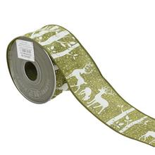 Zelená vianočná stuha s motívom sobov a stromov.