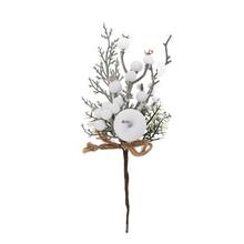 Umelá vetvička zasnežená s bielymi bobuľami a jablkom.