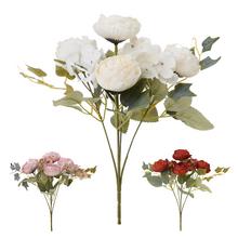 Kytica umelých kvetov s ranunculusmi a brečtanom.