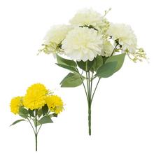 Kytica umelých kvetov s bielymi a žltými dahlíami.