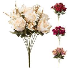 Kytica umelých ruží a papradí v zlatých odtieňoch.