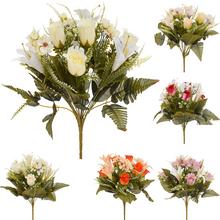 Kytica umelých kvetov s ľaliami, ružami a zeleňou.