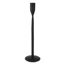 Čierny svietnik na kónic svieč s výškou 30 cm.