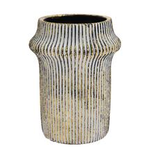 Cementový obal vázy s pruhovaným dizajnom v bordovej farbe.
