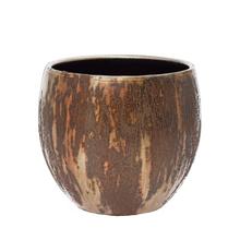 Hrdzavý guľatý obal na kvetináč s priemerom 13 cm a výškou 14 cm.