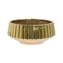 Zlatý keramický obal na kvety s jemným rebrovaním.