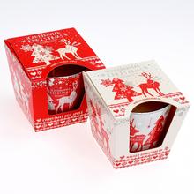 Voňavá sviečka v skle s vianočným dizajnom.