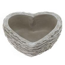 Cementový kvetináč v tvare srdca, bledo-sivý.
