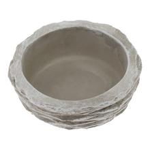 Cementový obal v bledosivej farbe s priemerom 16,5 cm.