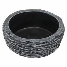 Cementový obal v tvare kruhu, sivý, priemer 16,5 cm.