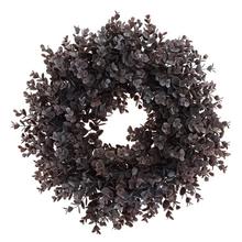 Veniec z umelého krušpánu v bordovej farbe s priemerom 30 cm.