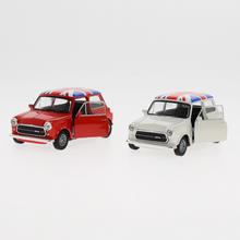 Mini Cooper 1300UK, červené a biele autíčko s britskou vlajkou na streche.