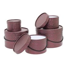 Hnedé darčekové krabičky rôznych veľkostí.