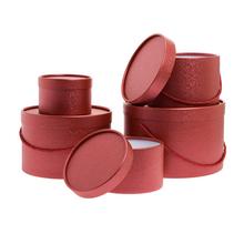 Darčekové krabičky červené v rôznych veľkostiach.