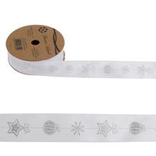 Biela vianočná stuha so striebornými vzormi vločiek, hviezd a guľôčok.