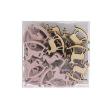 Hojdací koník a sob v ružovej farbe, dekorácie na Vianoce.