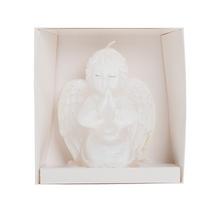 Veľký biely anjel Rafael so sklopenými rukami.