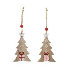 Drevené závesné ozdoby v tvare stromčeka s darčekom.