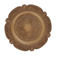 Vintage zlatý plastový tanier s dekoratívnym vzorom.