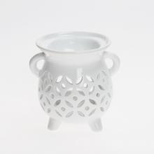 Biela aromalampa z porcelánu s výrezmi a ušami.