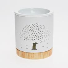 Aromalampa v tvare stromu z bieleho porcelánu.