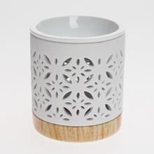Biela aromalampa s výrezmi z porcelánu.