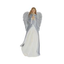 Sivý anjel modliaci sa s detailnými krídlami.