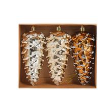 Sada plastových vianočných gúľ v tvare šišiek v striebornej a zlatej farbe.