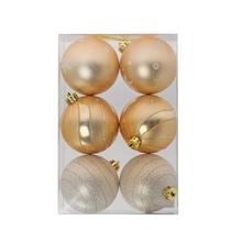 Sada šiestich plastových vianočných gúľ s zlatými ornamentmi.