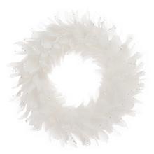 Biely veniec z pierok s dekoratívnymi detailmi.