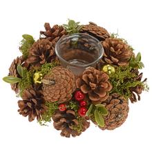 Svietnik s šiškami a bobuľkami v zelenej farbe.