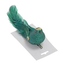 Zelený vtáčik na štipci s perím.