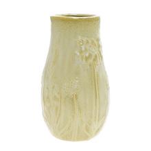 Krémová váza s kvetinovým vzorom z keramiky.