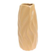 Hnedá keramická váza s vlnkovým vzorom.