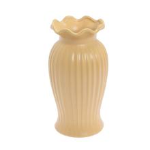 Hnedá keramická váza s vlnitým okrajom.