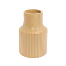 Hnedá keramická váza s pruhmi.