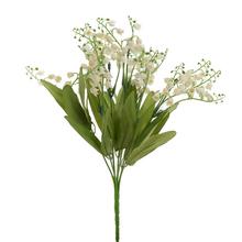 Kytica bielych konvaliniek s listami.