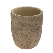 Béžový keramický obal na kvety s textúrou listov.