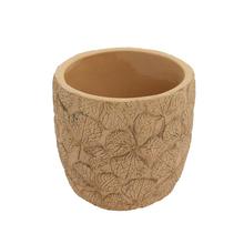 Hnedý keramický obal na kvety s textúrou listov.