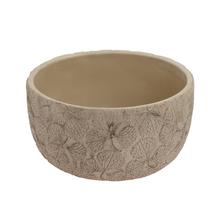 Béžový keramický obal na kvety s textúrou listov.