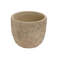 Hnedý keramický obal na kvety s textúrou listov.