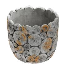 Šedý keramický obal s textúrou kôry.