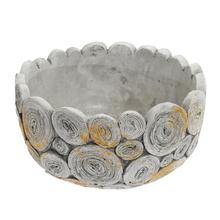 Šedý keramický obal s dekoratívnym vzorom.