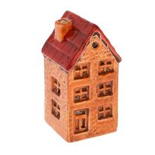 Keramický domček s červenou strechou a oknami.
