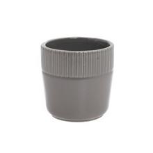 Šedý keramický obal na kvetináče s textúrou.