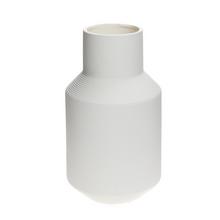 Biela keramická váza s jemným textúrovaním.