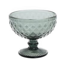 Šedý pohár na zmrzlinu s dekoratívnym dizajnom.