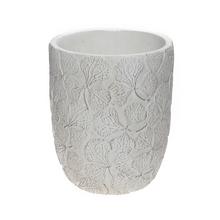 Biely keramický obal na kvety s textúrou listov.