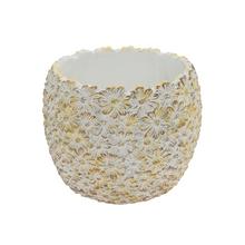 Biely keramický obal na kvietky s kvetinovým vzorom.