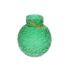 Zelená sklenená váza s textúrovaným povrchom.